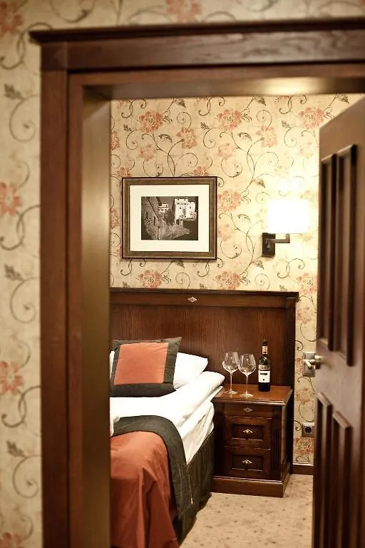 Zamek Topacz Wysoka  Hotel Wysoka (Wroclaw)
